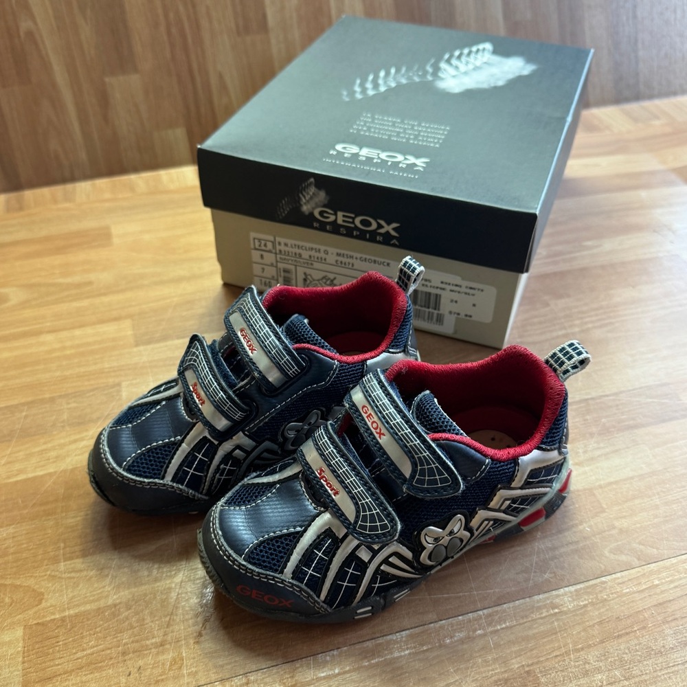 Geox Boys Light Eclipse fashion sneakers in navy and silver. Size 8